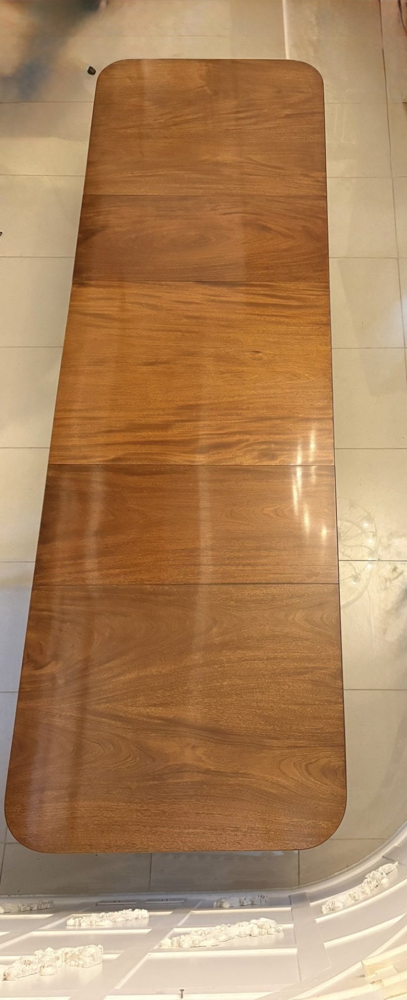 Antique Figured Mahogany Quality Three-Pillar 16–18 Seater Extending Dining Table - Image 4